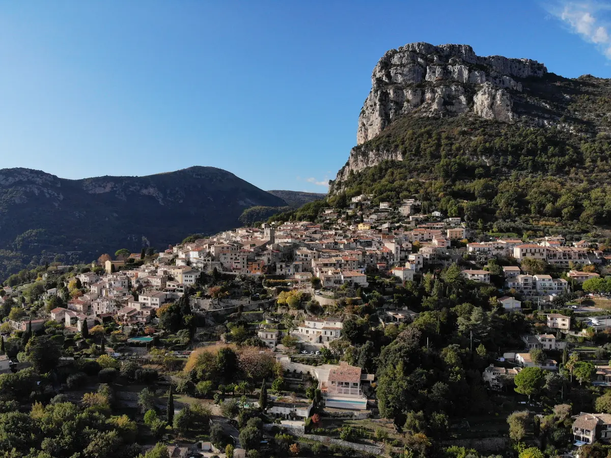 Le village de Saint-Jeannet au pied du baou, toits et falaise