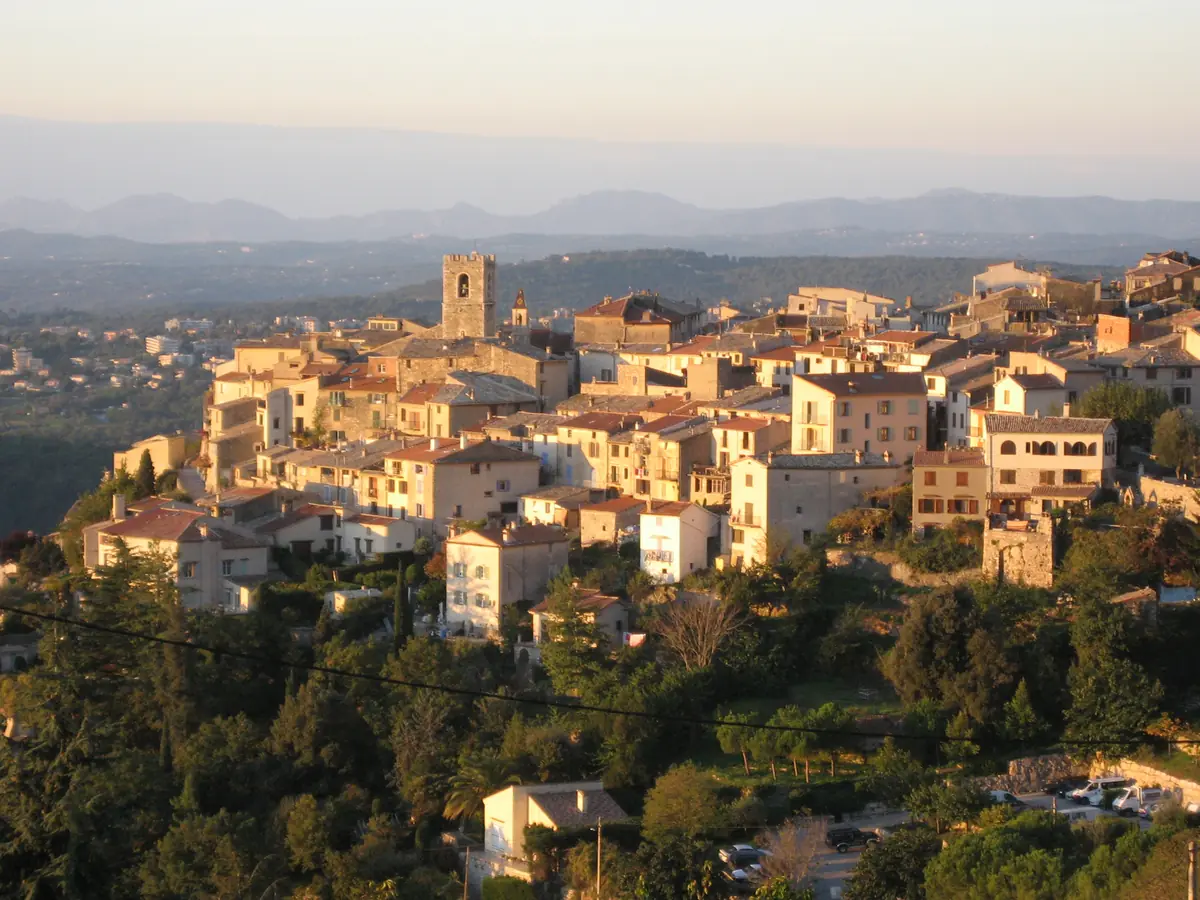 Le village de Saint-Jeannet sur sa colline dans la lumière du soir