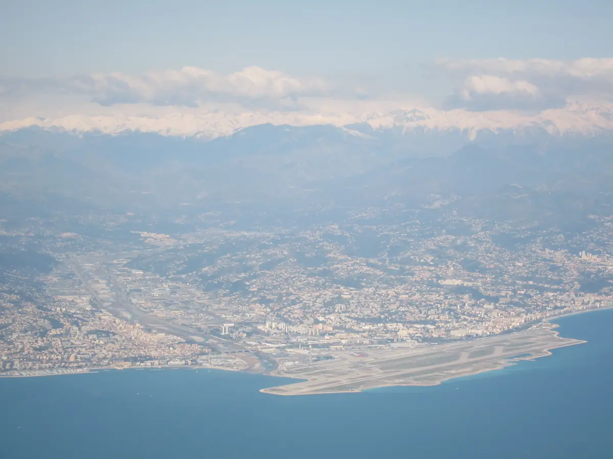 L'aéroport de Nice et l'embouchure du Var vus du ciel, Saint-Laurent-du-Var à gauche
