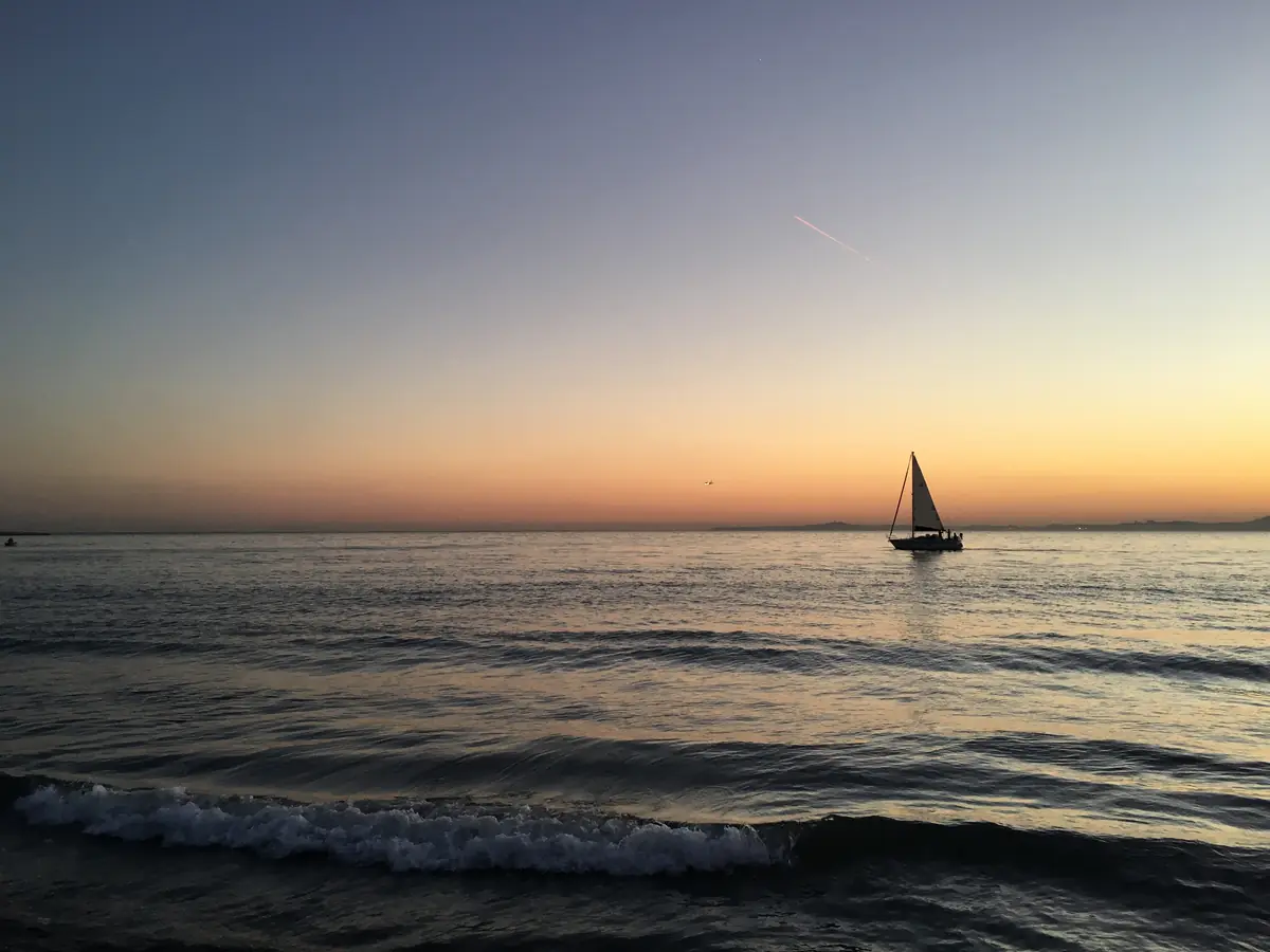 Un voilier au large de Saint-Laurent-du-Var au coucher du soleil