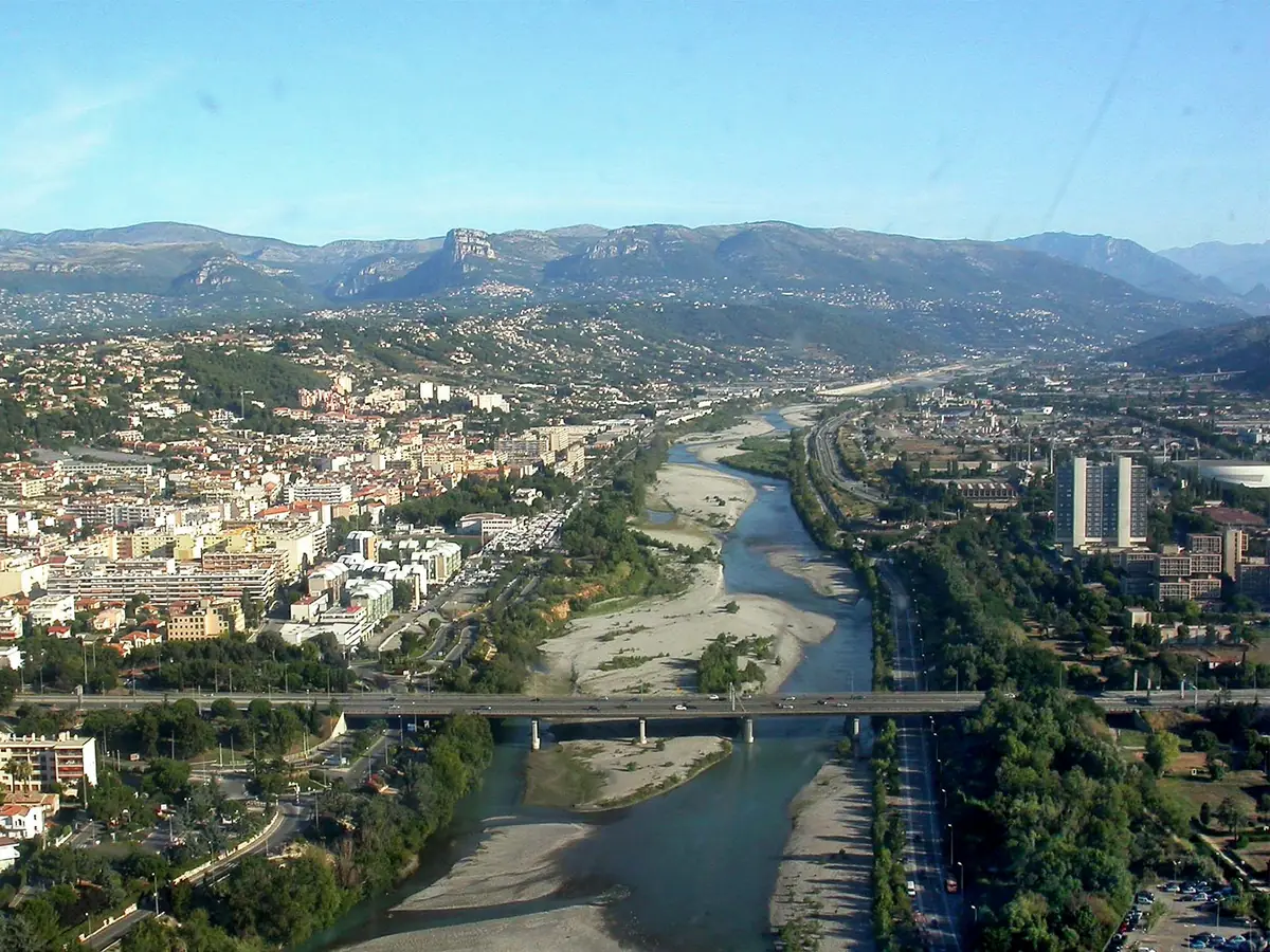 La vallée du Var vue des hauteurs, le fleuve et les collines