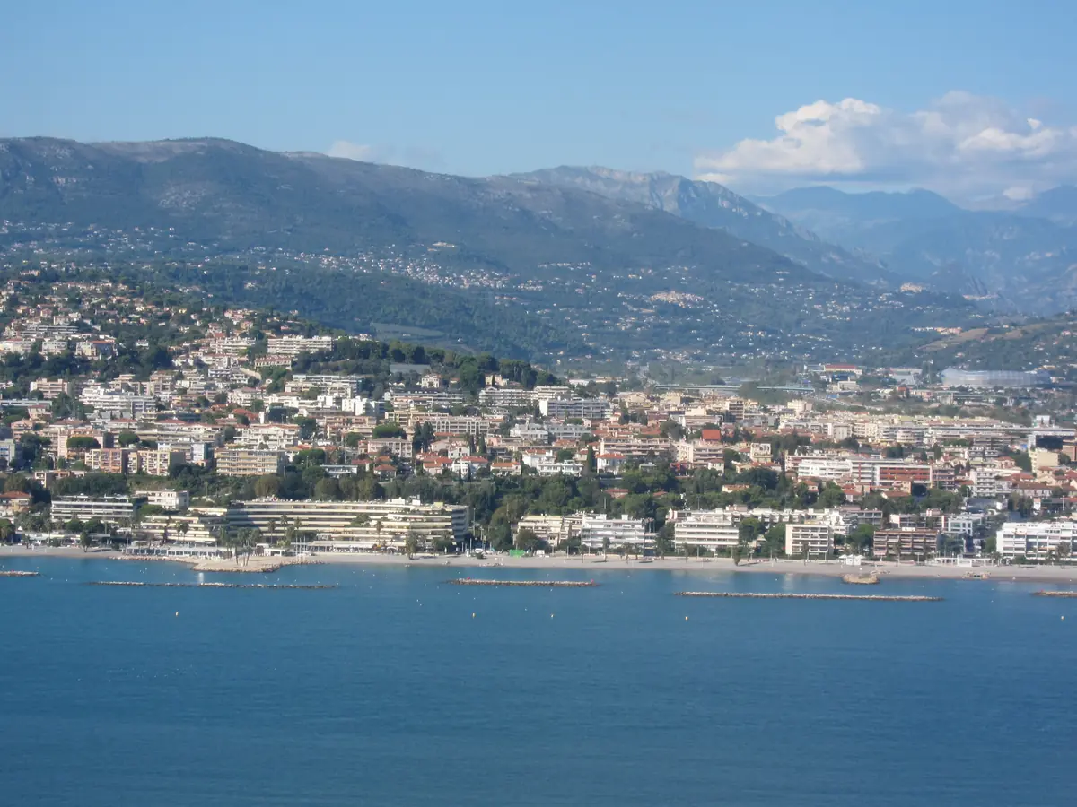 Saint-Laurent-du-Var vu de la mer, la ville sur ses collines et les montagnes