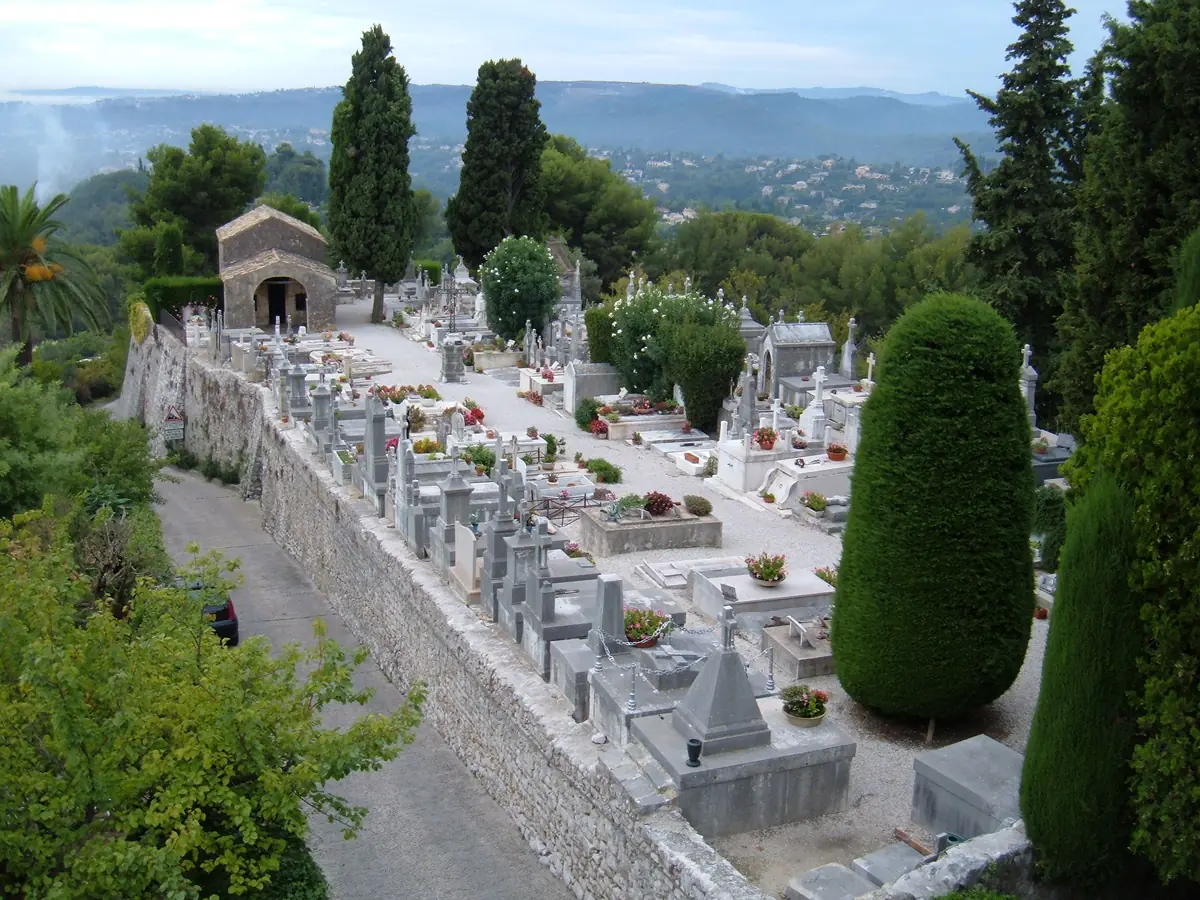 Le cimetière de Saint-Paul-de-Vence entre les cyprès, avec vue sur la vallée