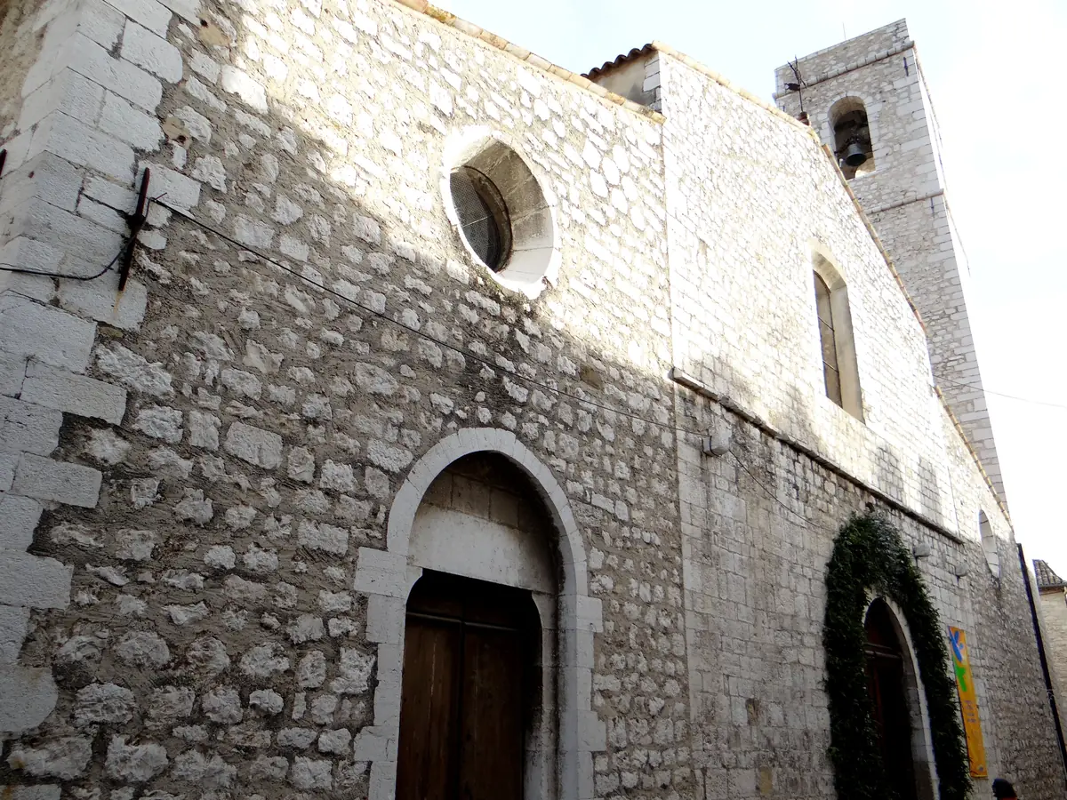 La façade de pierre de la collégiale de Saint-Paul-de-Vence et son clocher