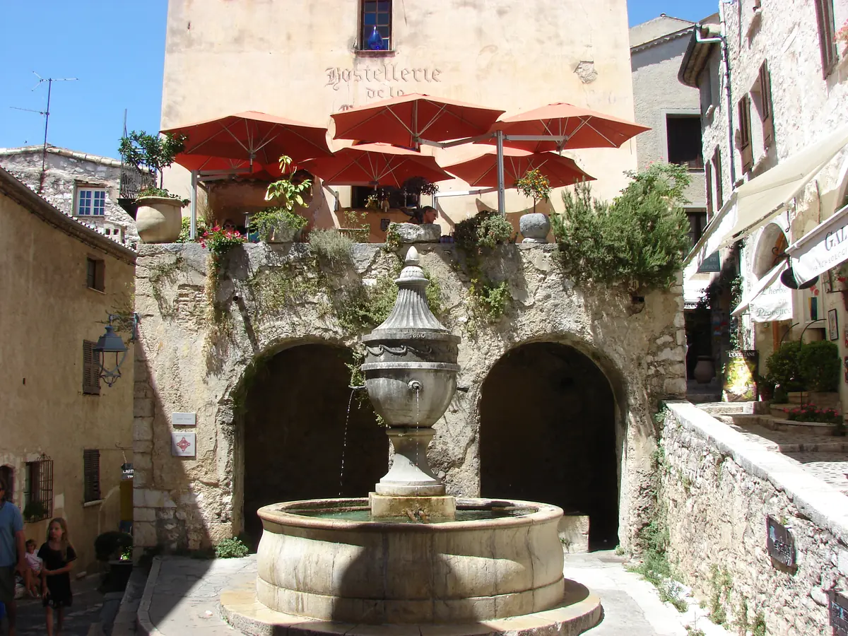 La Grande Fontaine de Saint-Paul-de-Vence et les terrasses de café autour