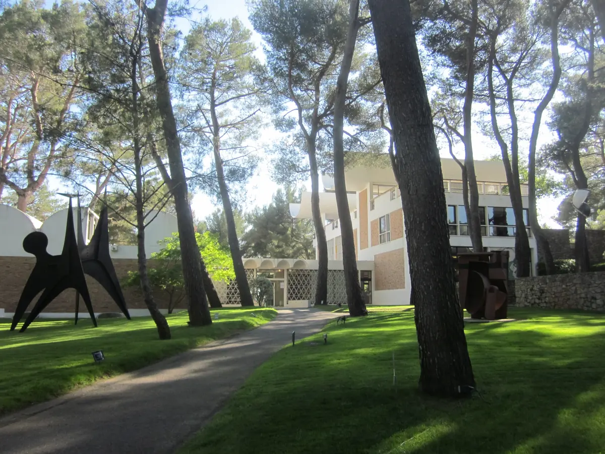 Le jardin de sculptures de la fondation Maeght à Saint-Paul-de-Vence sous les pins