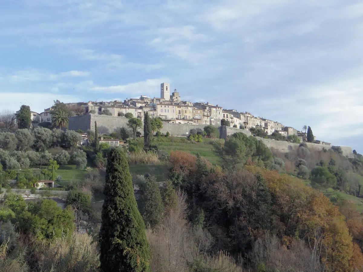 Les remparts de Saint-Paul-de-Vence et le village vus depuis les collines