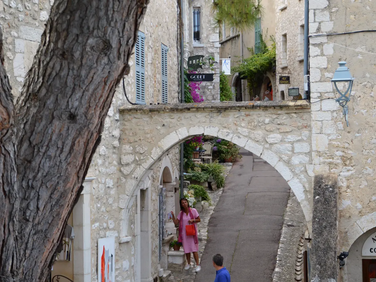 La rue Grande de Saint-Paul-de-Vence, pavée, entre les maisons de pierre