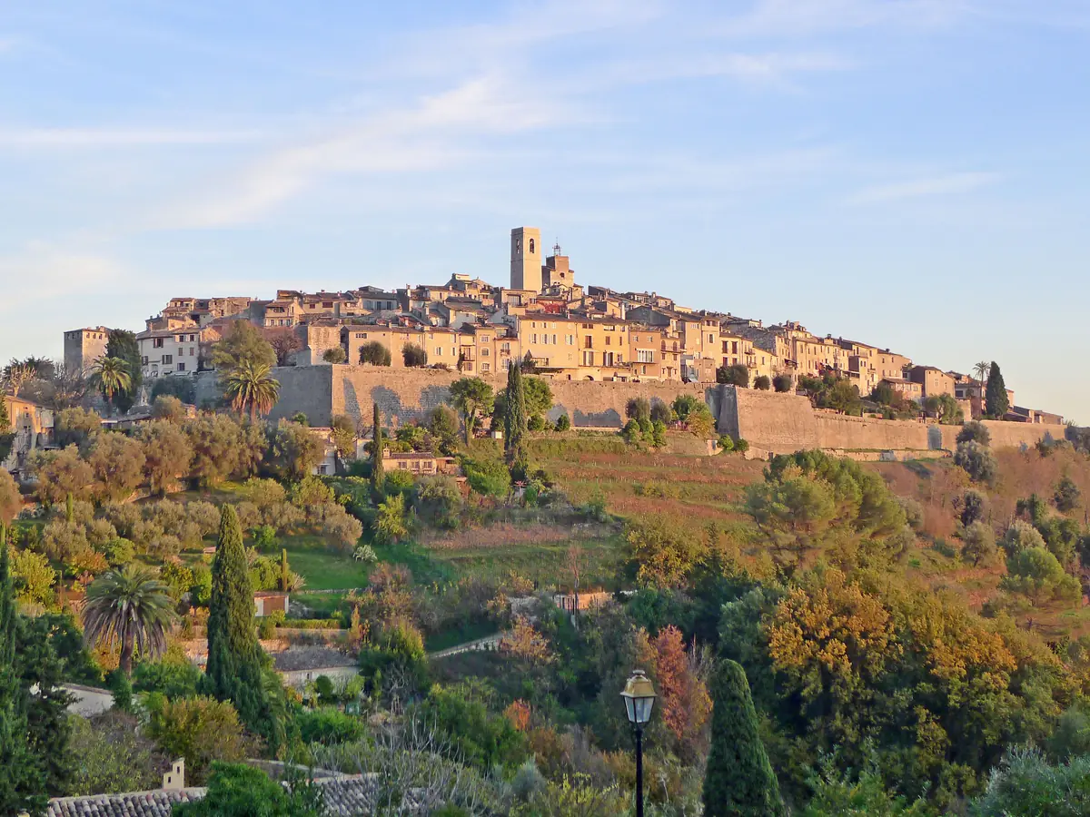Le village fortifié de Saint-Paul-de-Vence sur sa colline, dans la lumière du soir