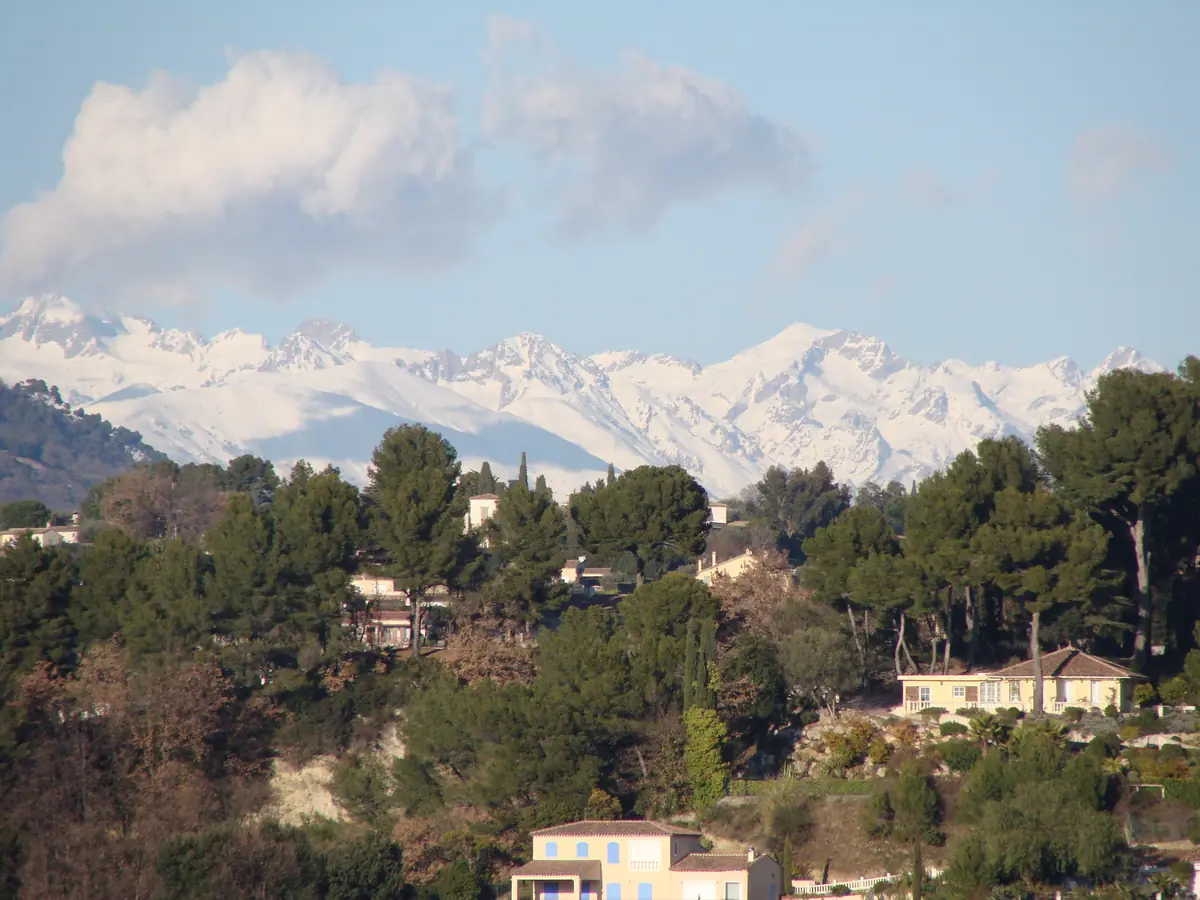 Les Alpes enneigées vues depuis Saint-Paul-de-Vence, au-dessus des collines