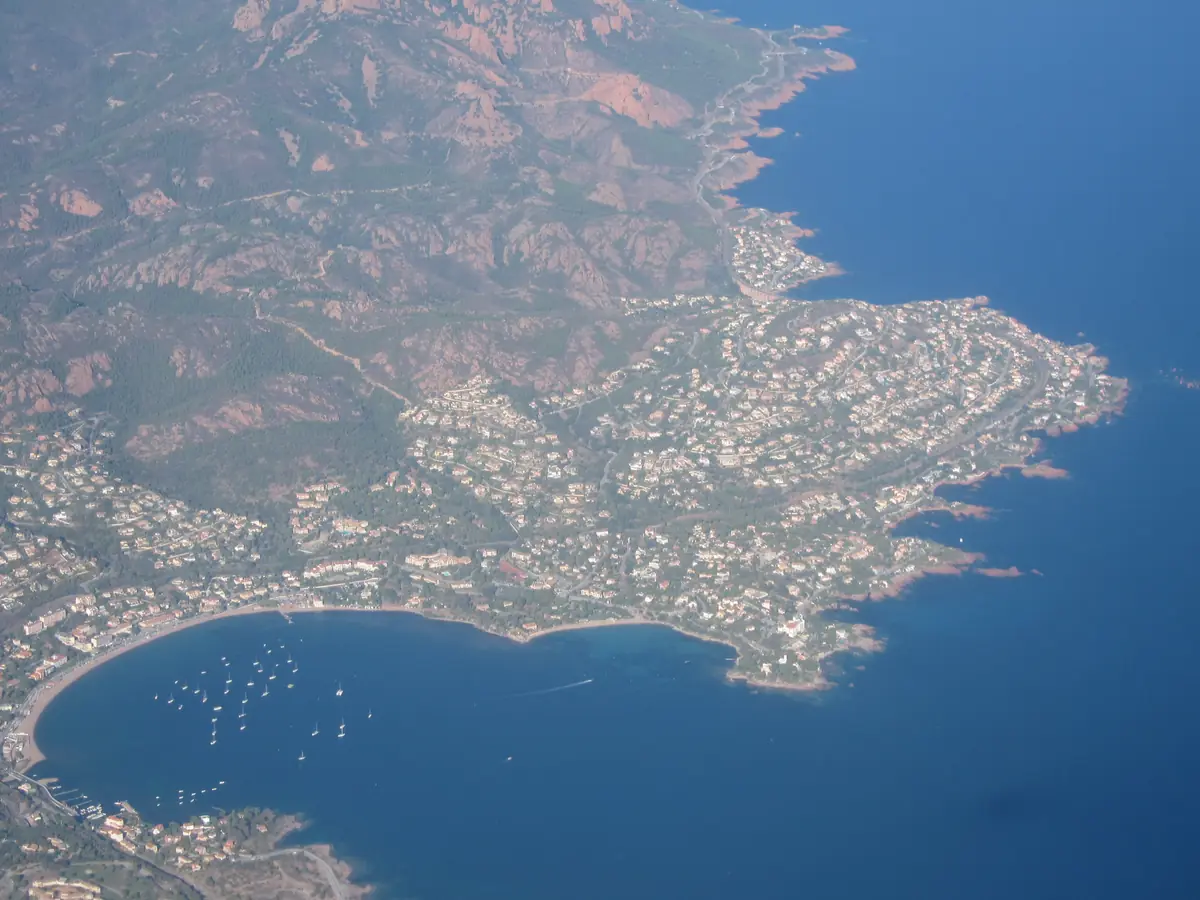La baie d'Agay et Anthéor vues du ciel, rochers rouges et mer