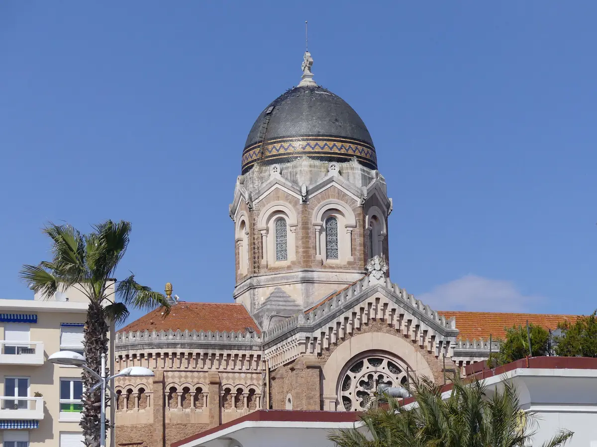 Le dôme et les clochers de la basilique Notre-Dame-de-la-Victoire à Saint-Raphaël