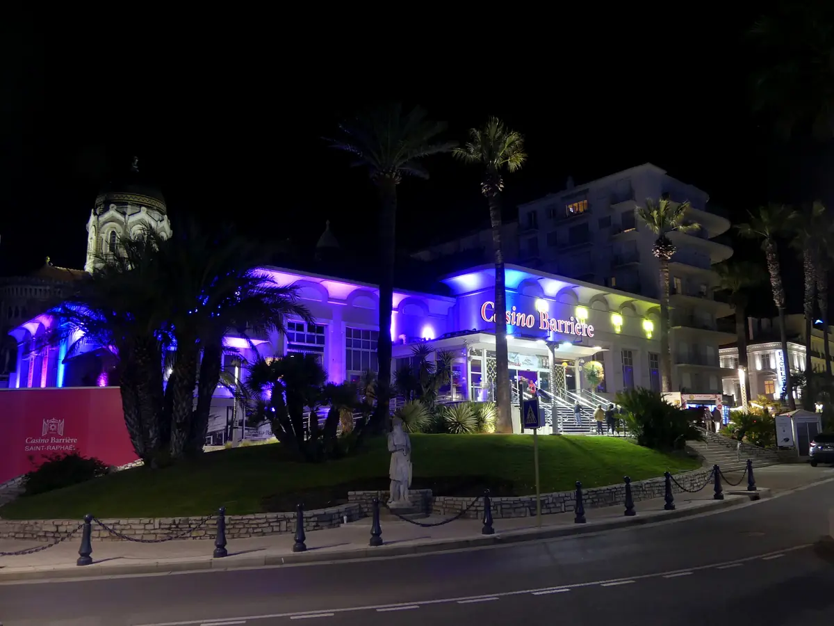 Le casino de Saint-Raphaël illuminé le soir