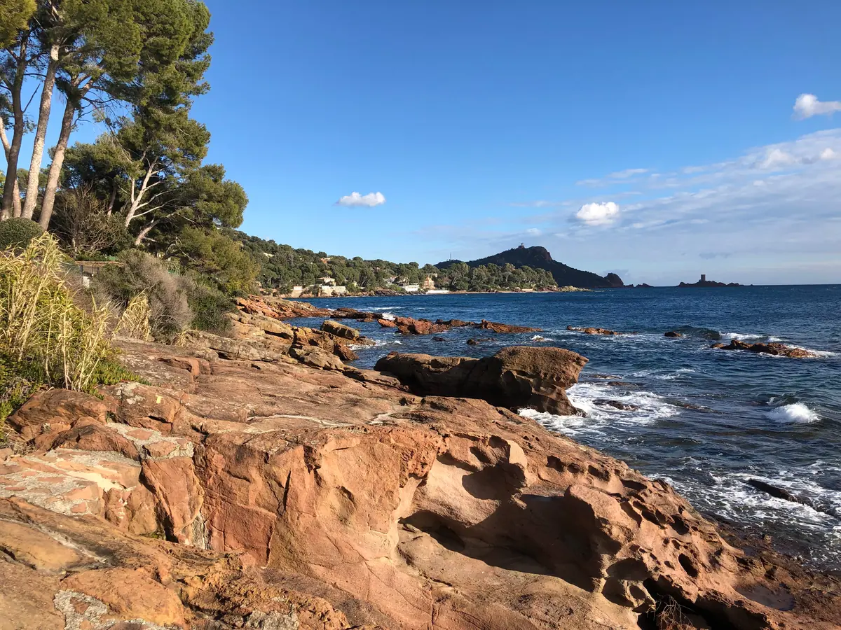 Rochers rouges de l'Esterel au bord de la mer près du cap du Dramont