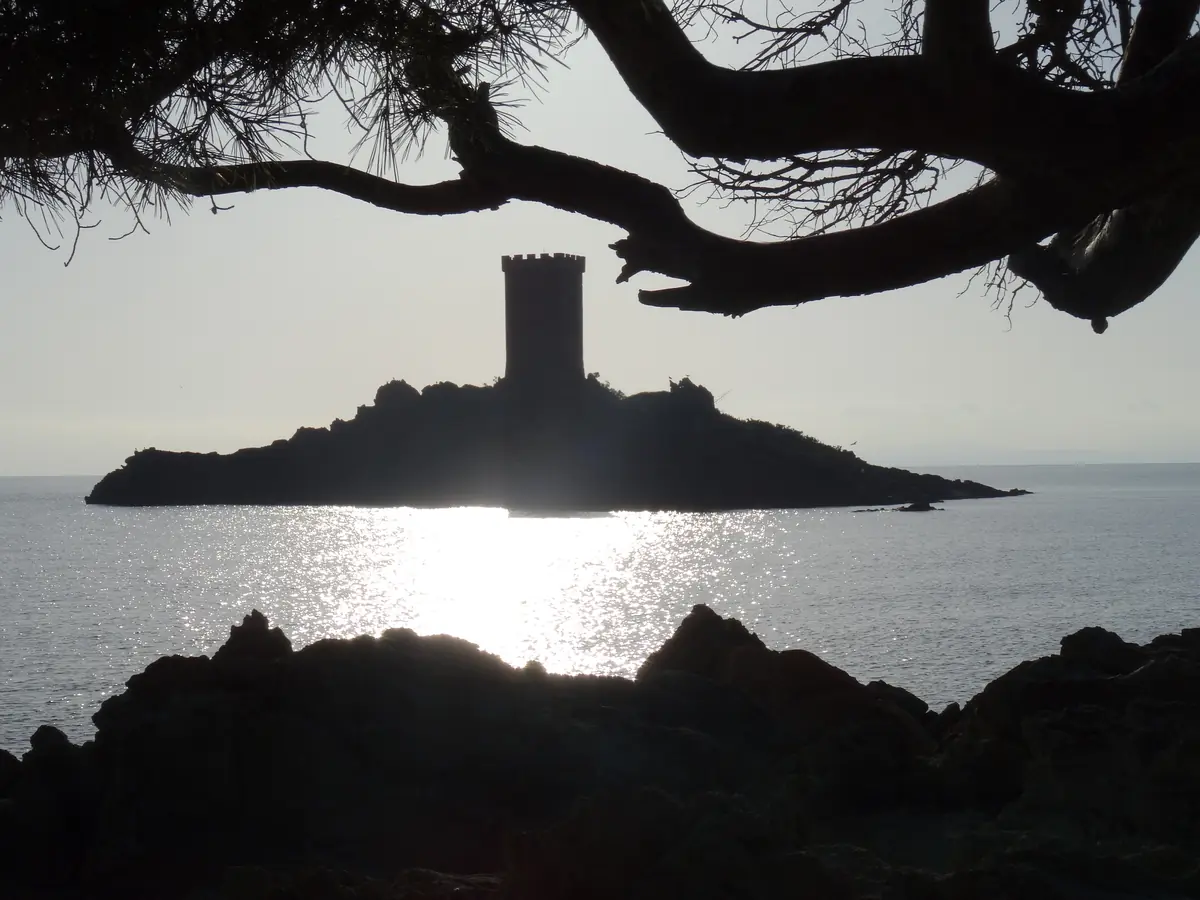 L'île d'Or et sa tour à contre-jour devant le cap du Dramont
