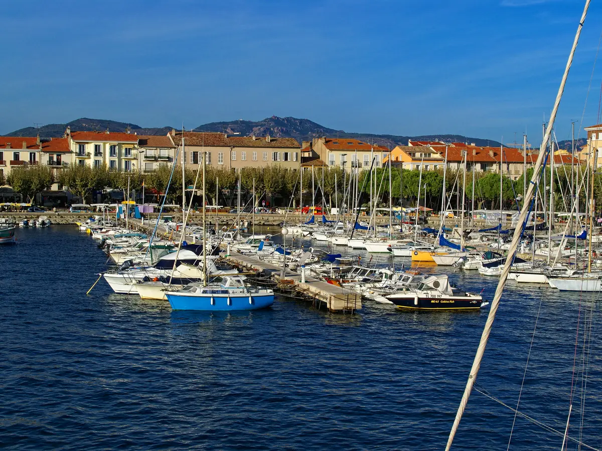 Le vieux port de Saint-Raphaël, voiliers et bateaux de pêche