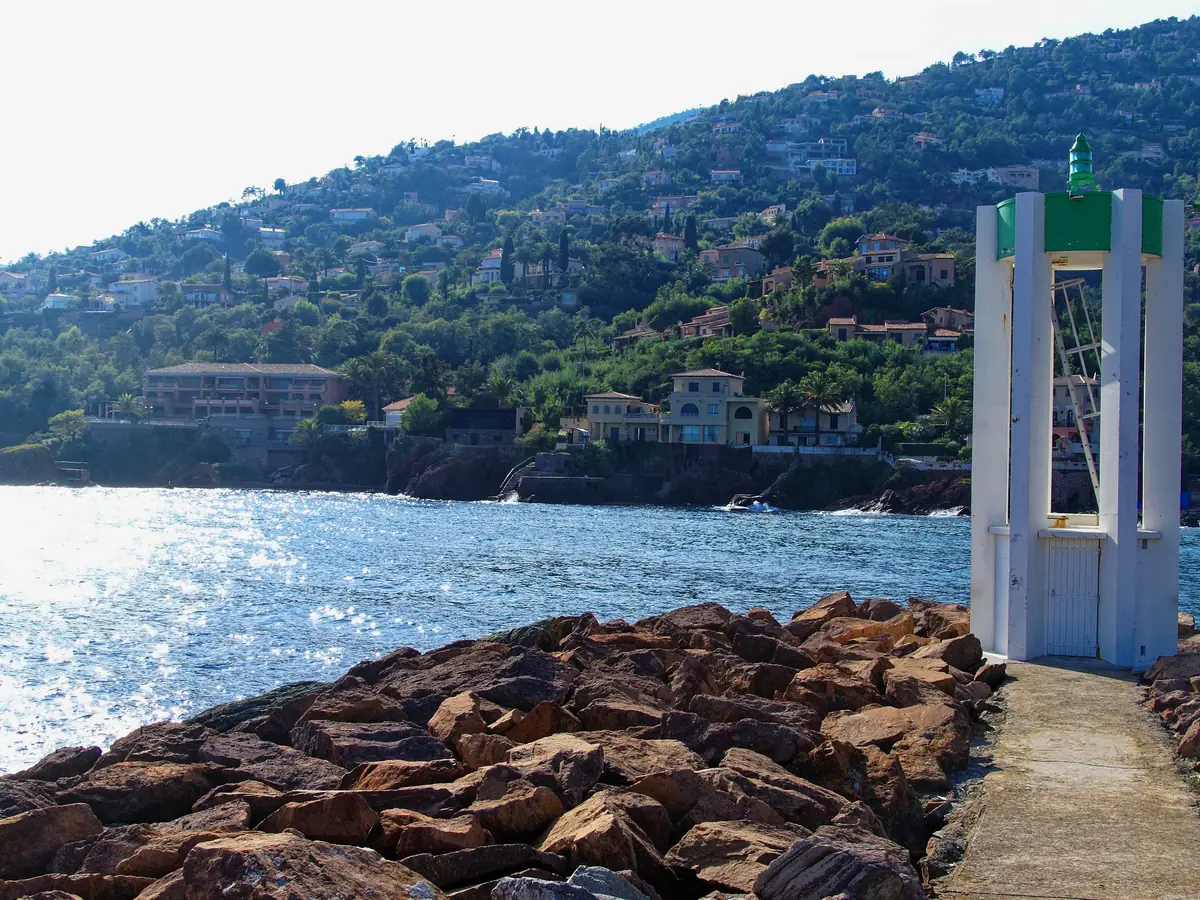 Le port de la Figueirette à Miramar, jetée et rochers rouges de l'Esterel