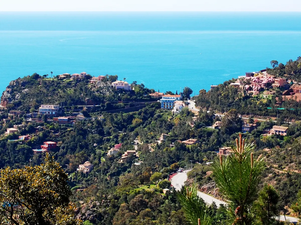 Le Palais Bulles sur la pointe de l'Esquillon à Théoule-sur-Mer, au-dessus de la mer