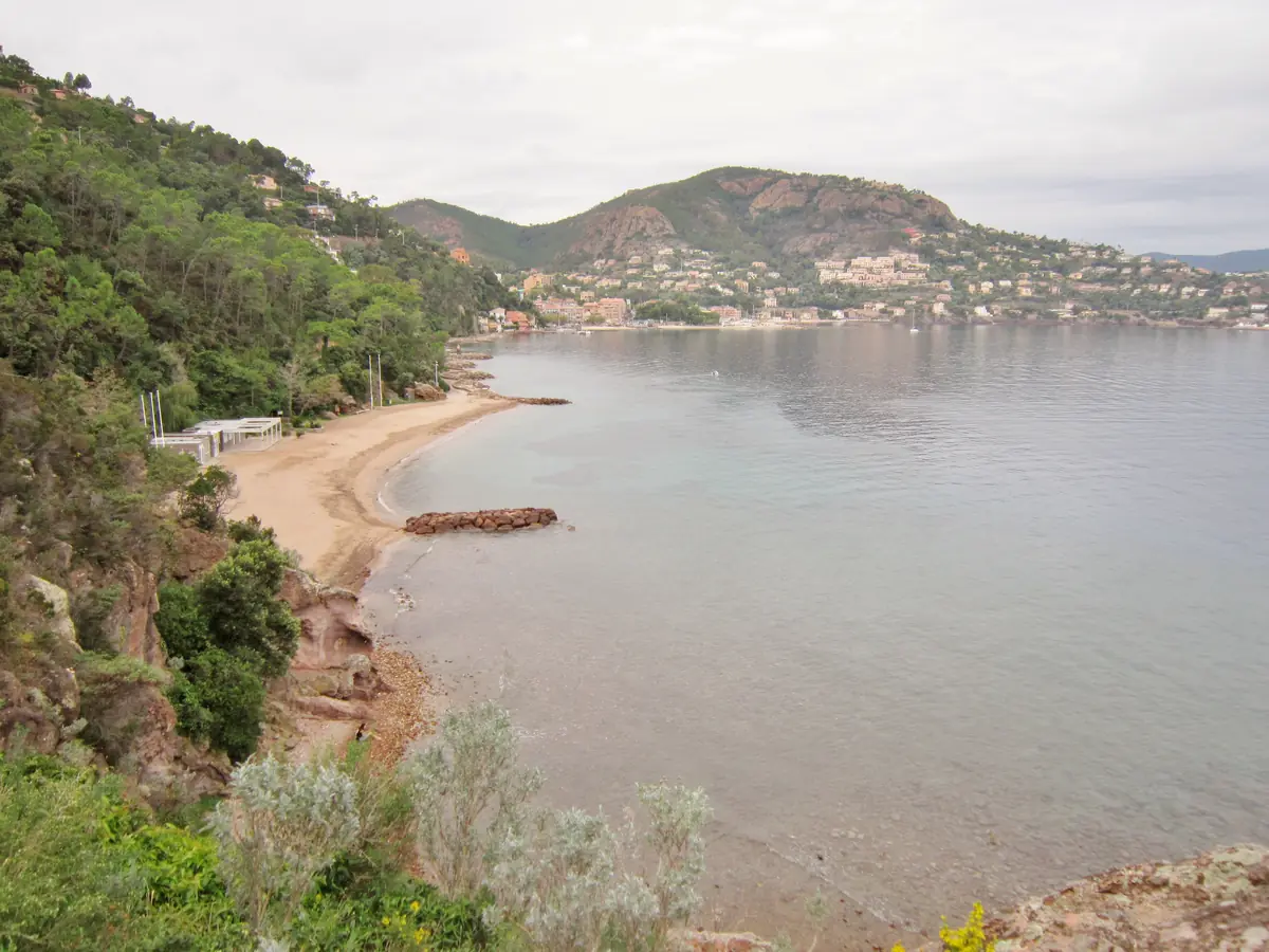 Une crique de sable entre les rochers rouges à Théoule-sur-Mer