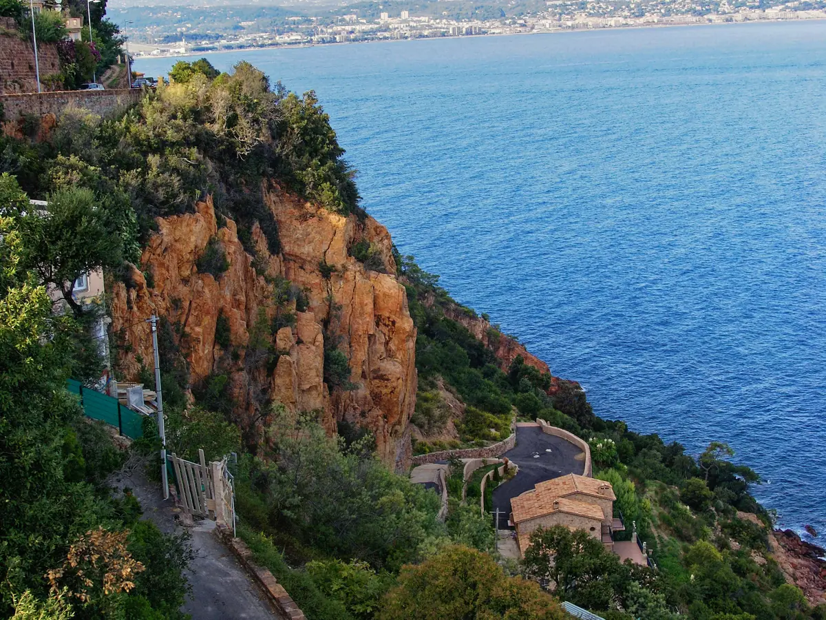 Sentier entre les rochers rouges de la pointe de l'Aiguille à Théoule-sur-Mer