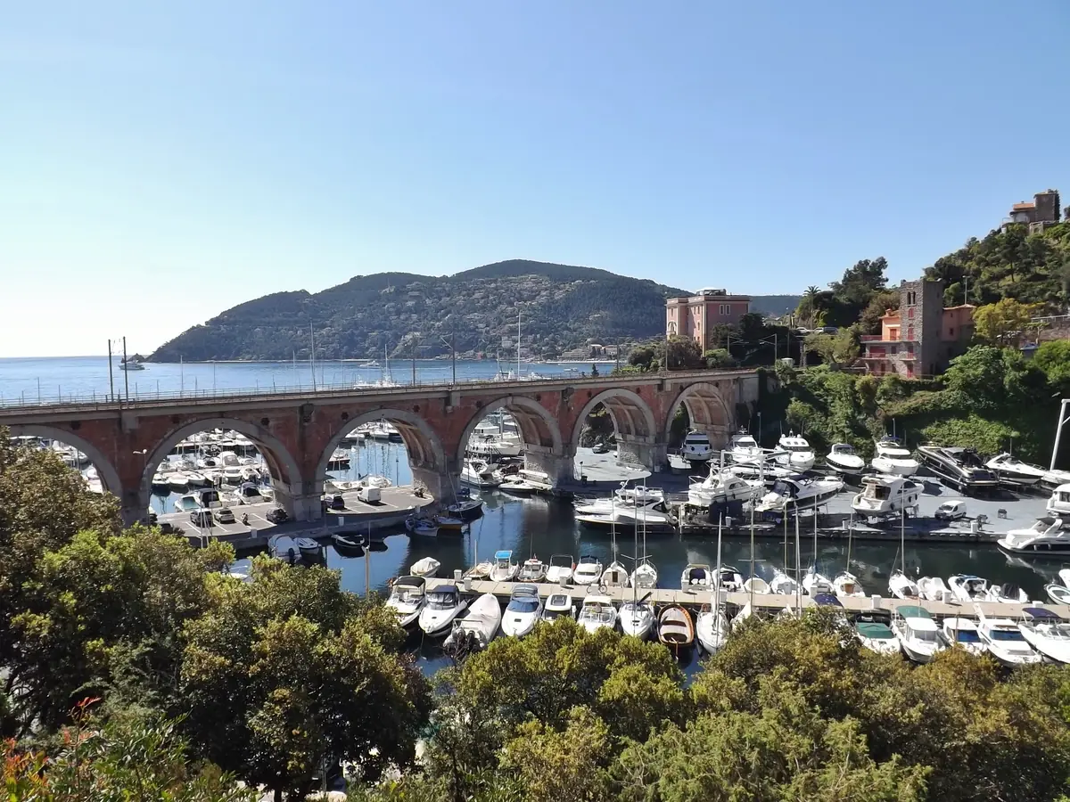 Le port de Théoule-sur-Mer et le viaduc de la Rague