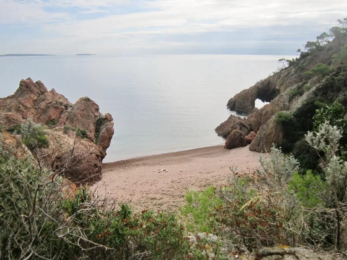 Rochers rouges de porphyre et eau turquoise à Théoule-sur-Mer