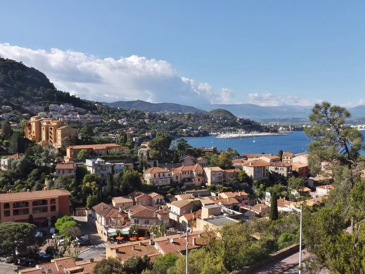 Le village de Théoule-sur-Mer et sa baie au pied de l'Esterel