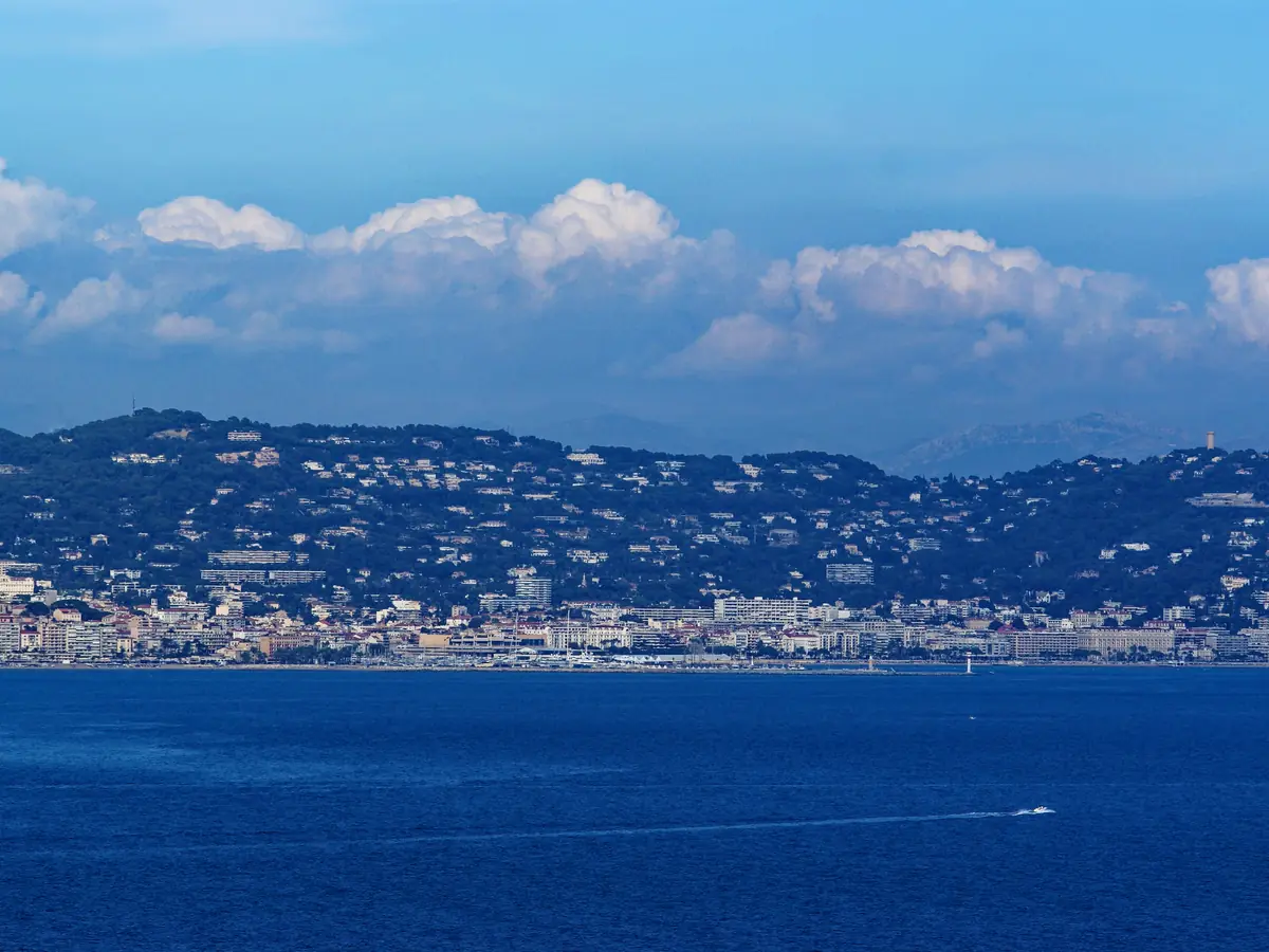 La baie de Cannes et les îles de Lérins vues depuis la corniche d'Or à Théoule