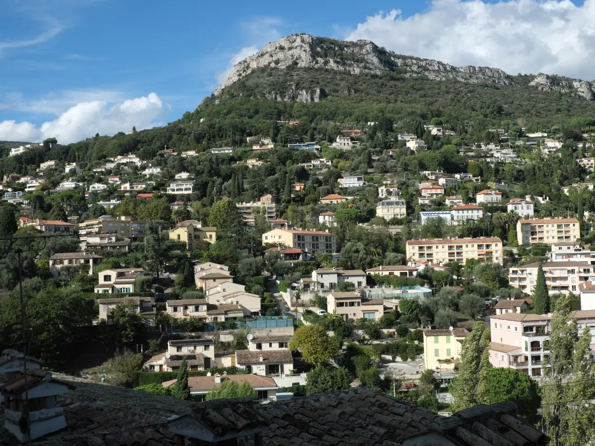 Le baou des Blancs, falaise calcaire au-dessus des maisons de Vence