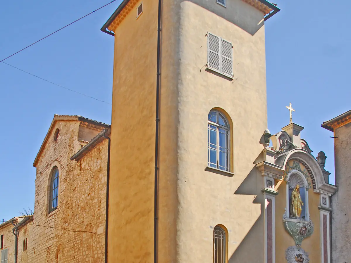 Le clocher et la façade de la cathédrale de Vence