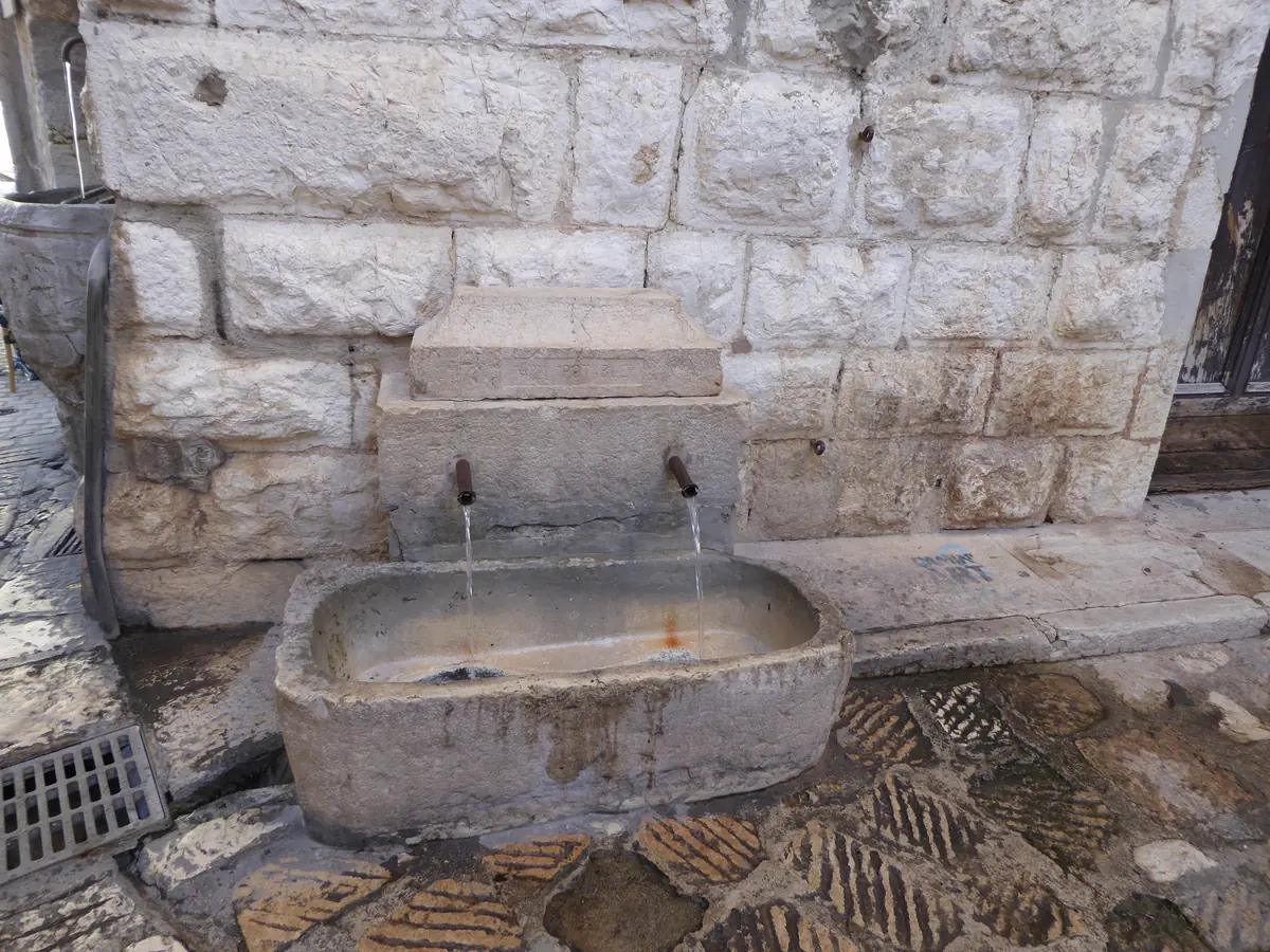 La fontaine du Peyra à Vence, vasque de pierre et bassin