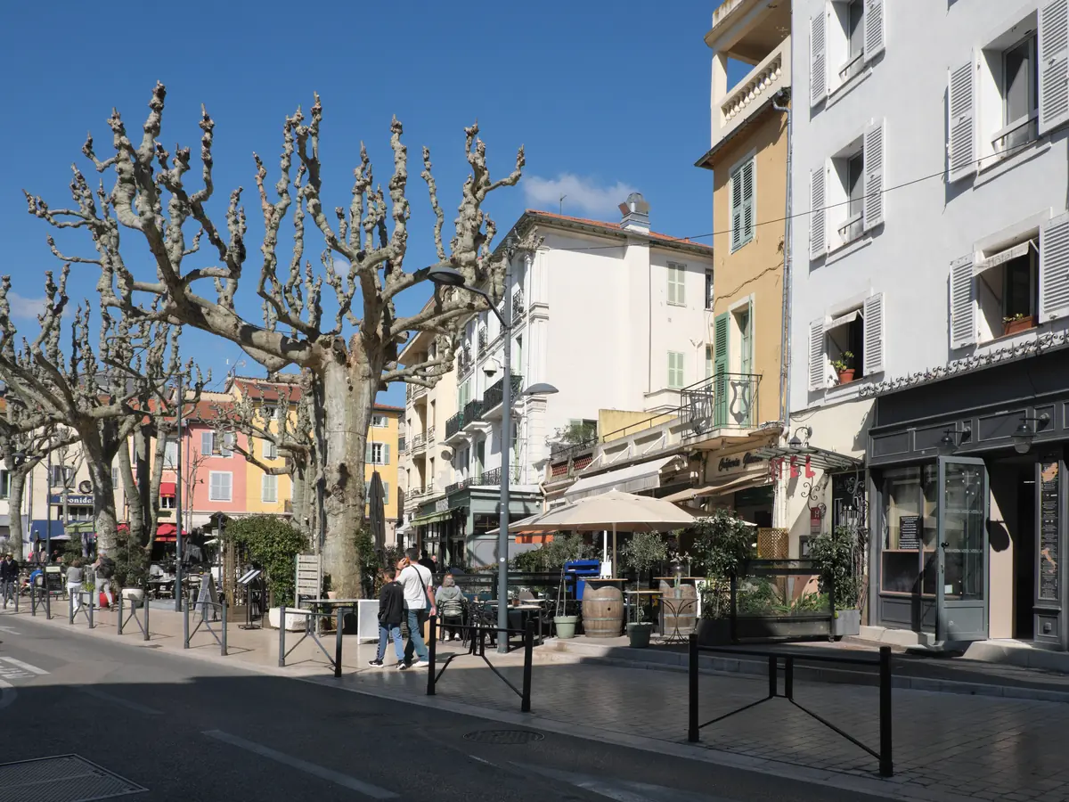 La place du Grand-Jardin à Vence, sous les platanes