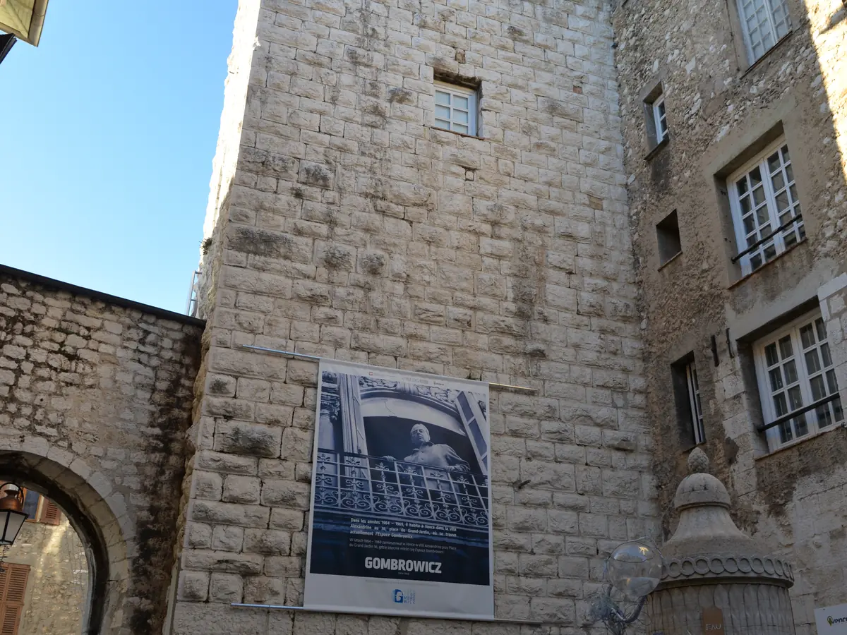 La porte du Peyra à Vence, sous la tour des remparts