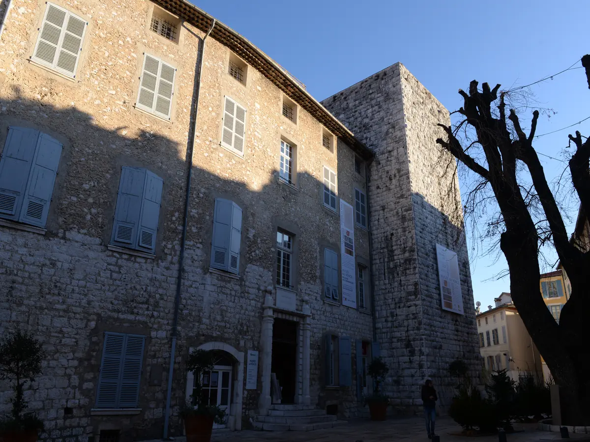 Les remparts et une tour de la cité historique de Vence