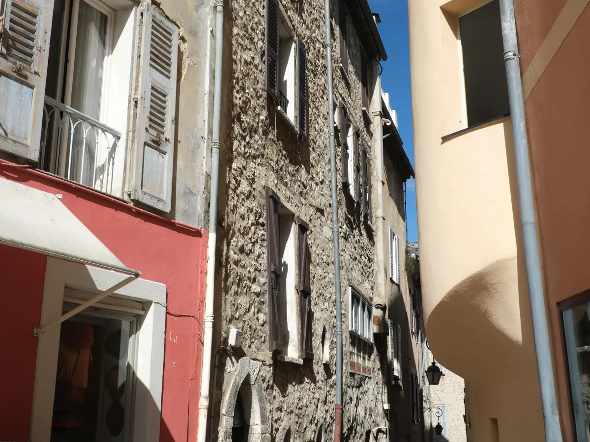 Une ruelle étroite de la cité historique de Vence, entre les maisons de pierre
