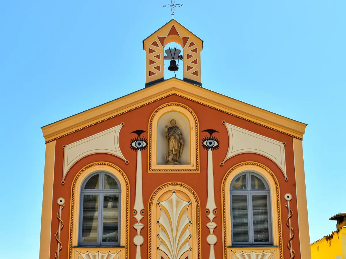 La chapelle Saint-Pierre à Villefranche-sur-Mer, façade décorée par Jean Cocteau