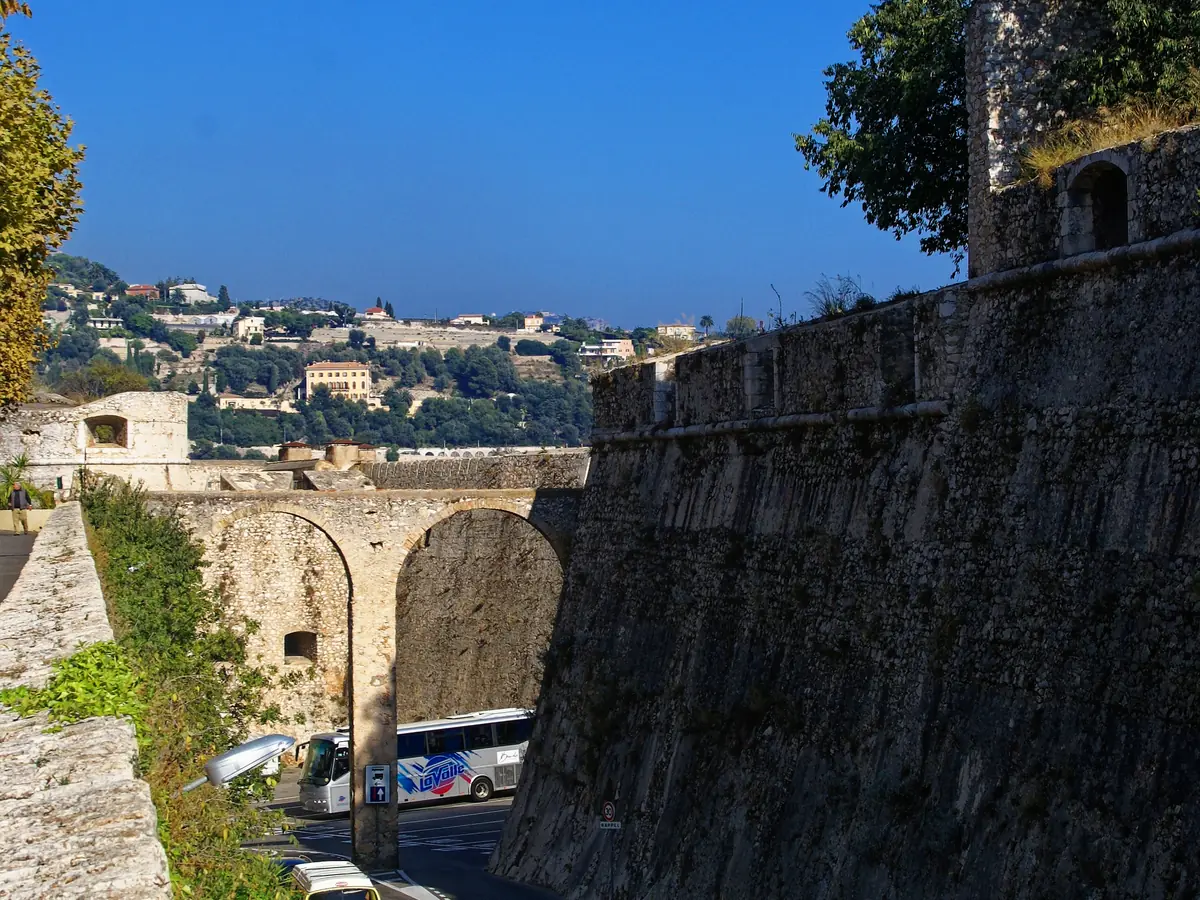 Les remparts de la citadelle Saint-Elme à Villefranche-sur-Mer au-dessus de la mer