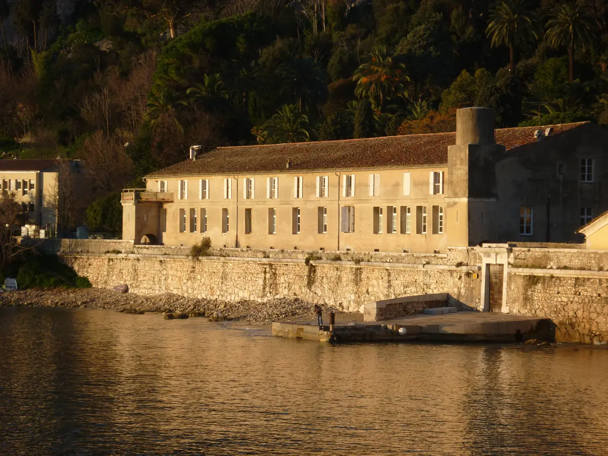 La darse de Villefranche-sur-Mer, ancien port royal, ses bâtiments et ses bateaux