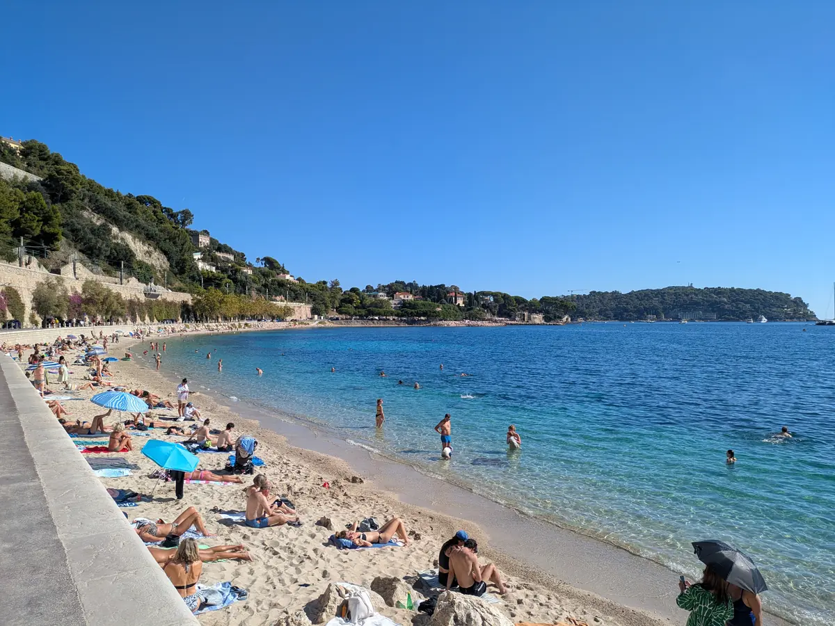 La plage des Marinières à Villefranche-sur-Mer, sable et eau claire face au Cap