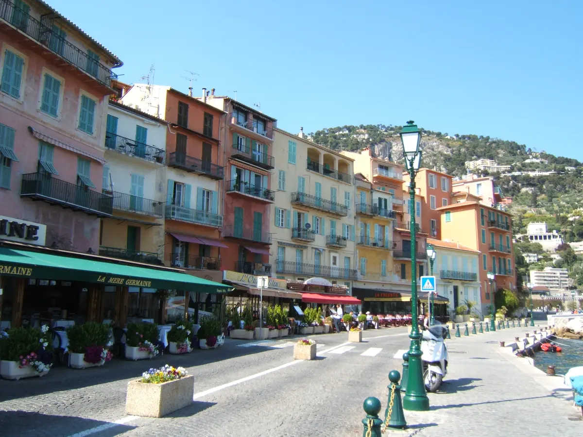 Les terrasses du quai Courbet à Villefranche-sur-Mer devant les façades colorées