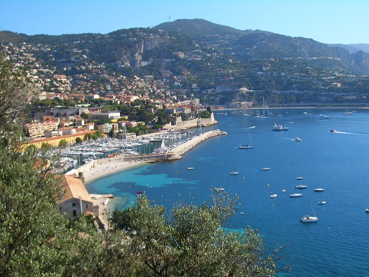 La rade de Villefranche-sur-Mer vue des hauteurs, la ville et le cap Ferrat
