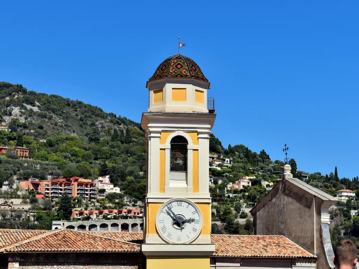 Le clocher de l'église Saint-Michel au-dessus des toits de Villefranche-sur-Mer