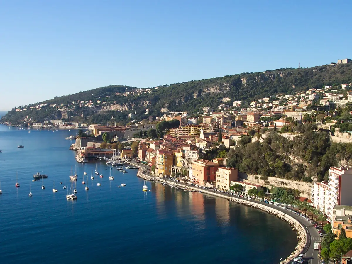 Les façades colorées de la vieille ville de Villefranche-sur-Mer au bord de l'eau