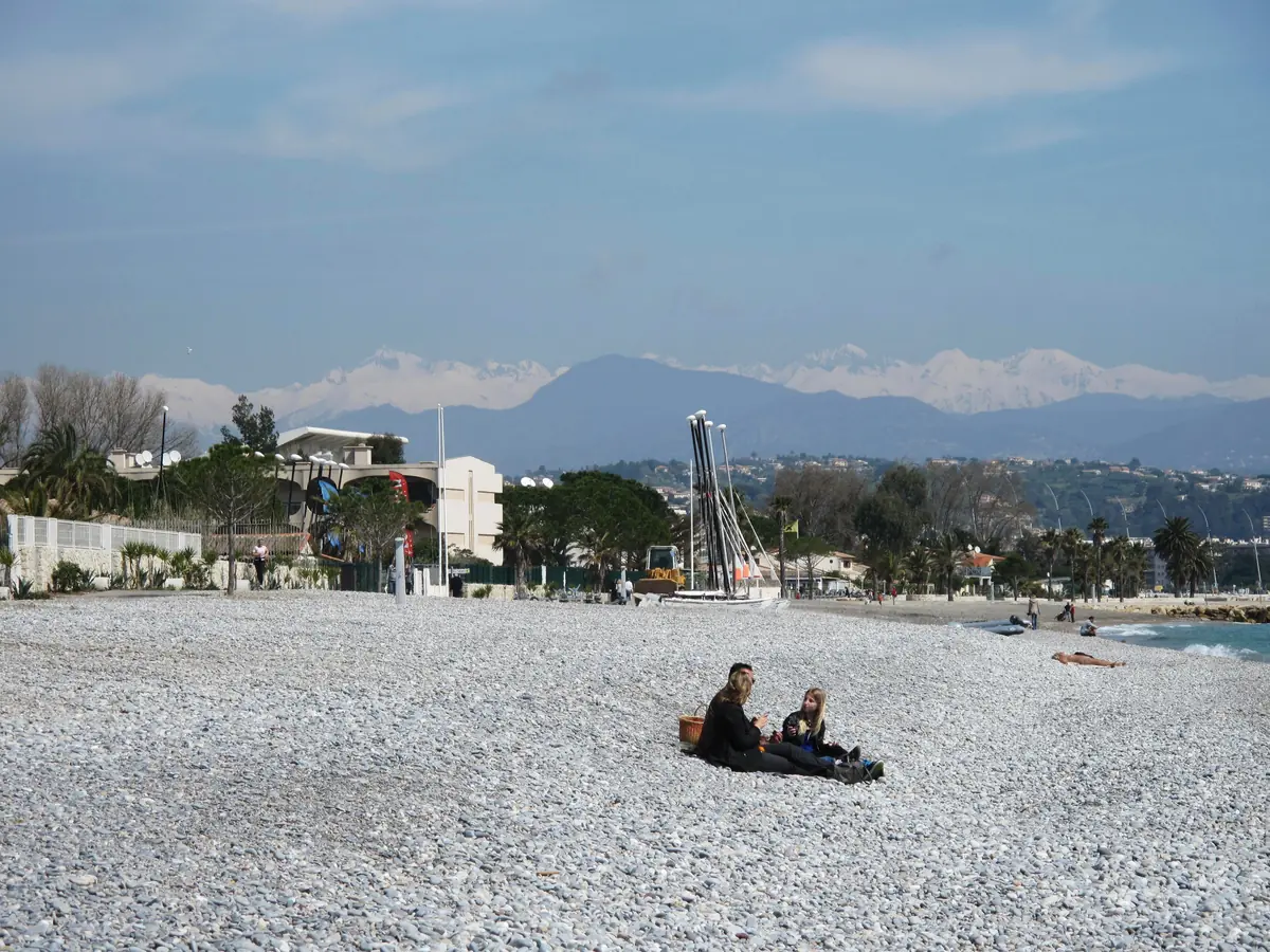 La plage de Villeneuve-Loubet avec les Alpes enneigées à l'horizon