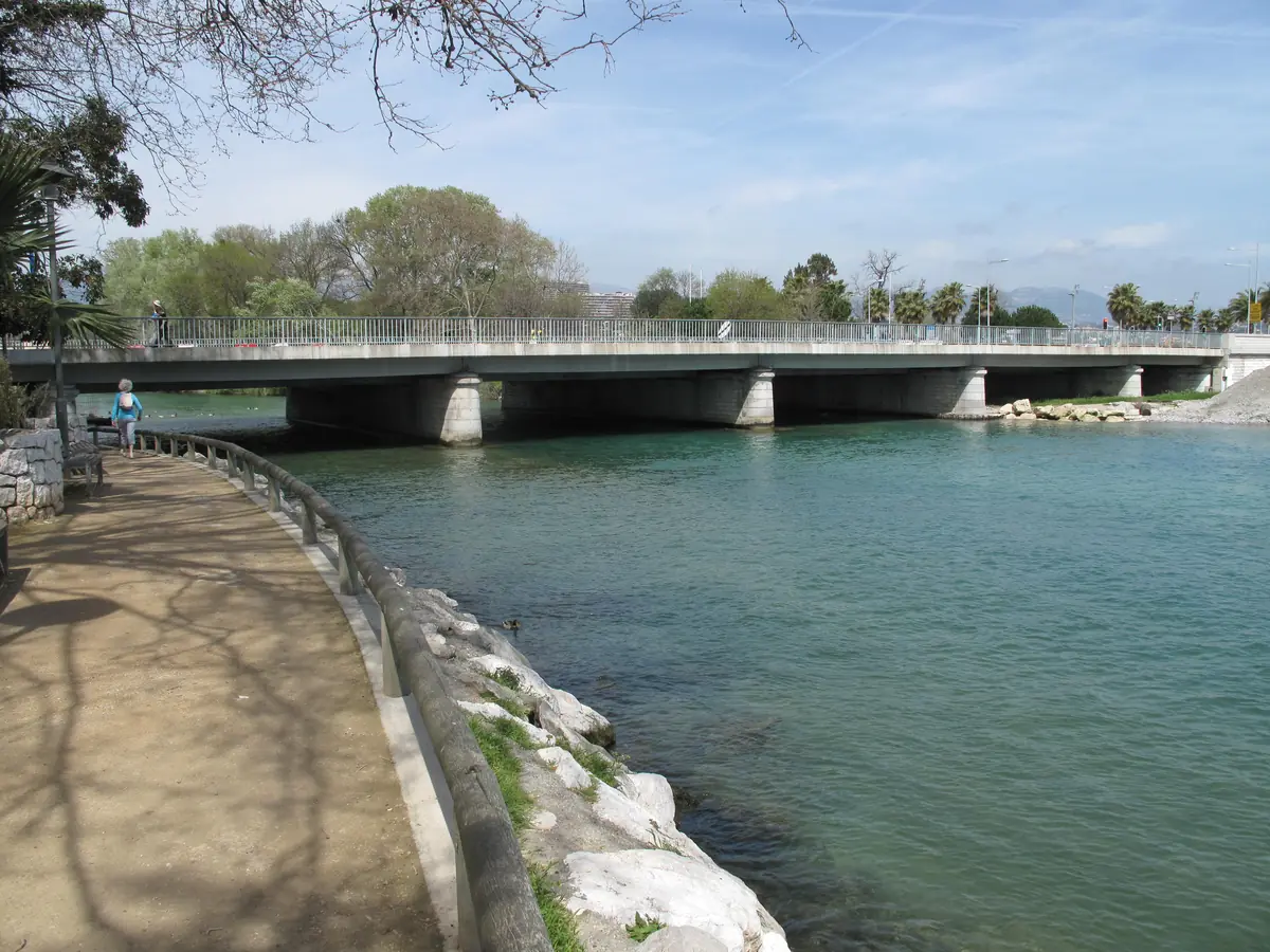 Le pont sur l'embouchure du Loup à Villeneuve-Loubet, eau verte et rives plantées