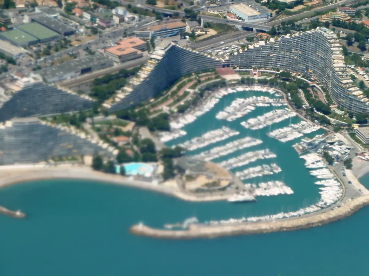 Le port de plaisance de la Marina Baie des Anges vu du ciel