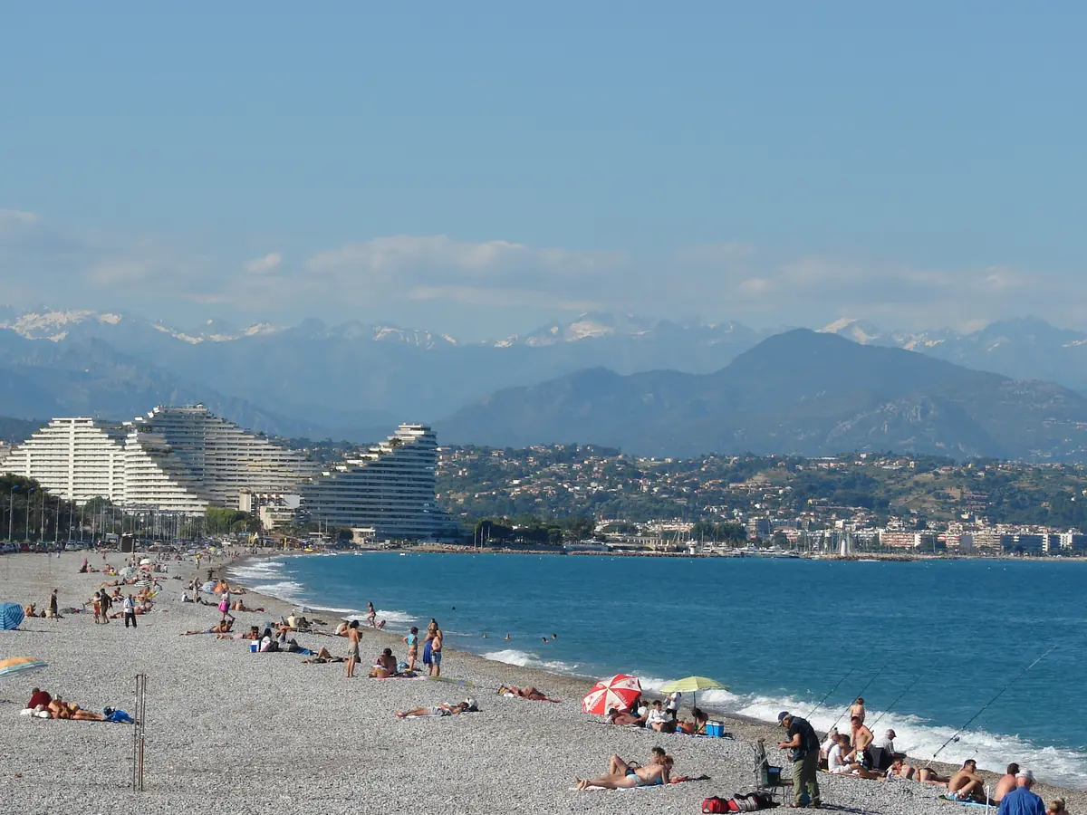 Les pyramides de la Marina Baie des Anges depuis la plage de Villeneuve-Loubet, Alpes en arrière-plan