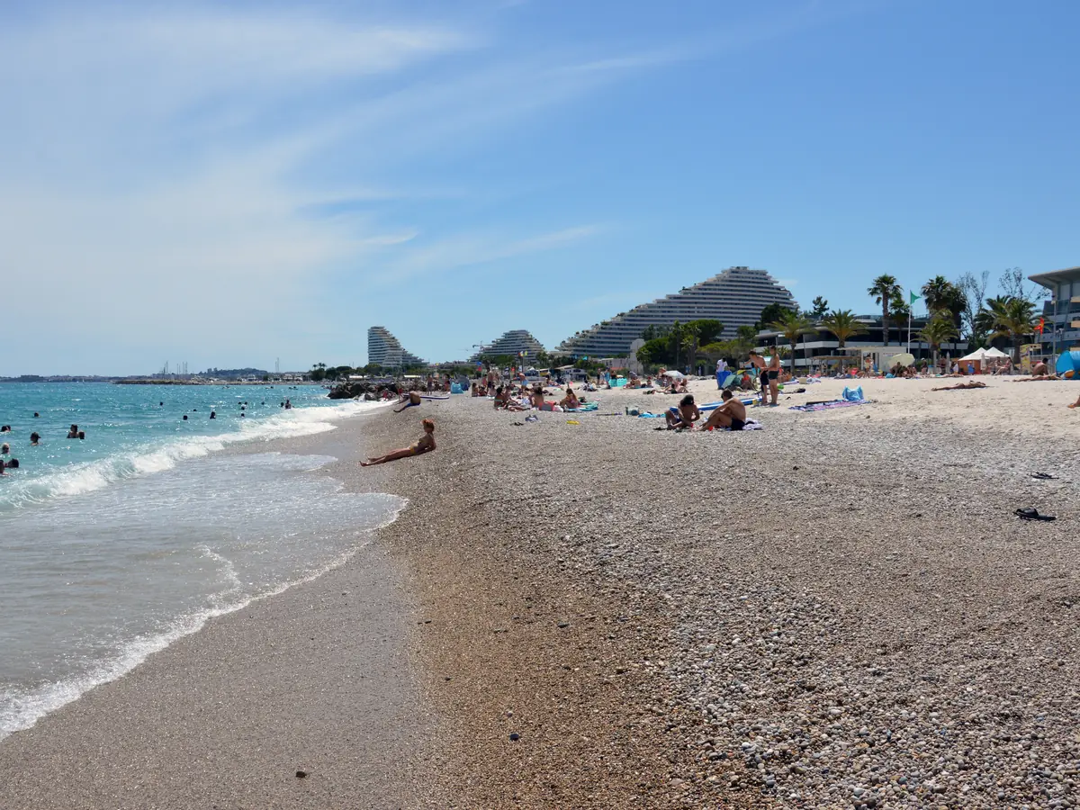La plage de galets des Bouches du Loup à Villeneuve-Loubet, vers la Marina Baie des Anges