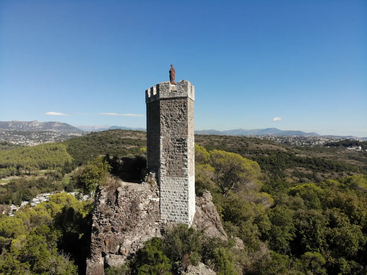 La tour de la Madone au-dessus des pins, sur les hauteurs de Villeneuve-Loubet