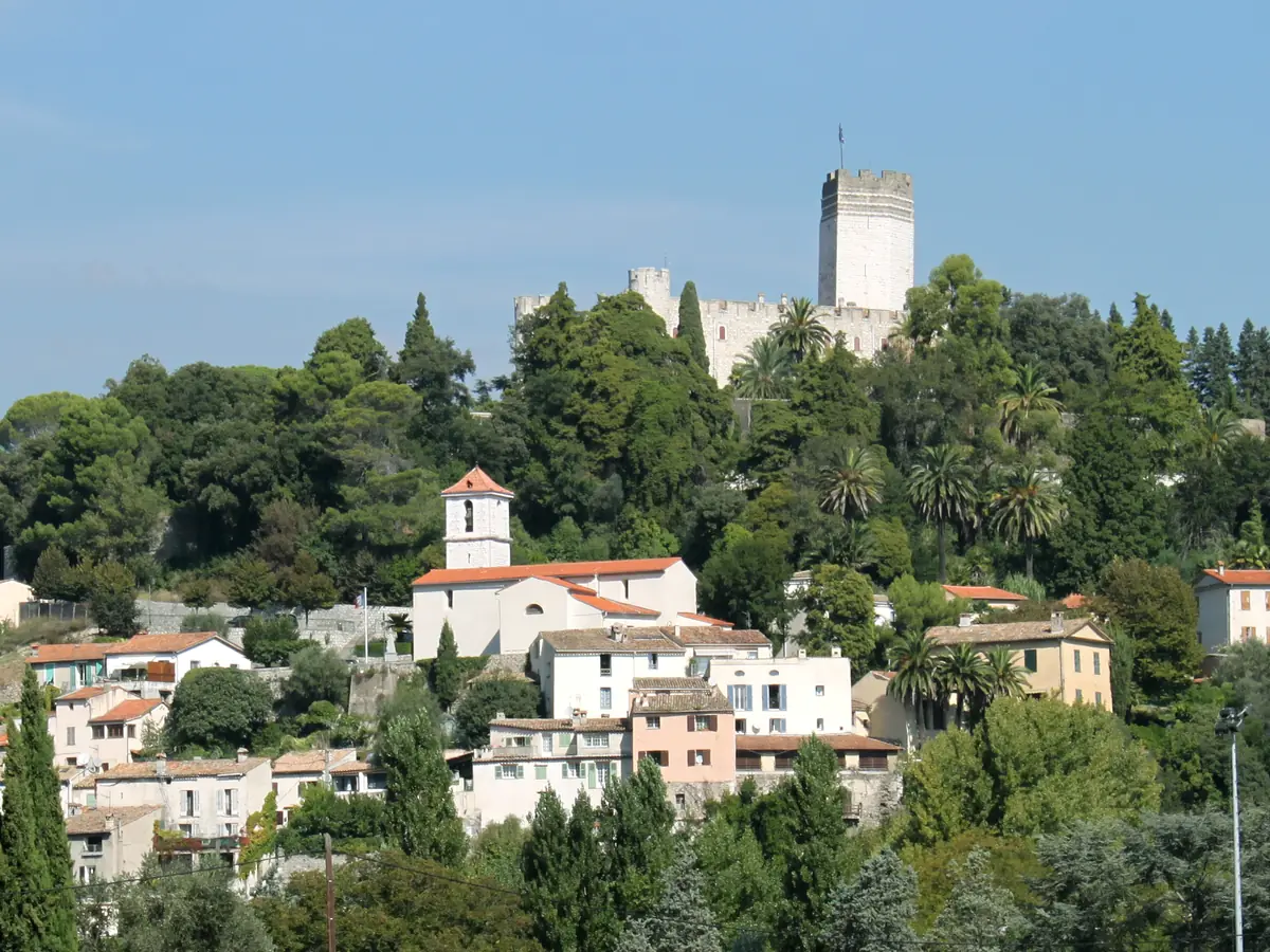 Le village de Villeneuve-Loubet et le donjon de son château au-dessus des toits